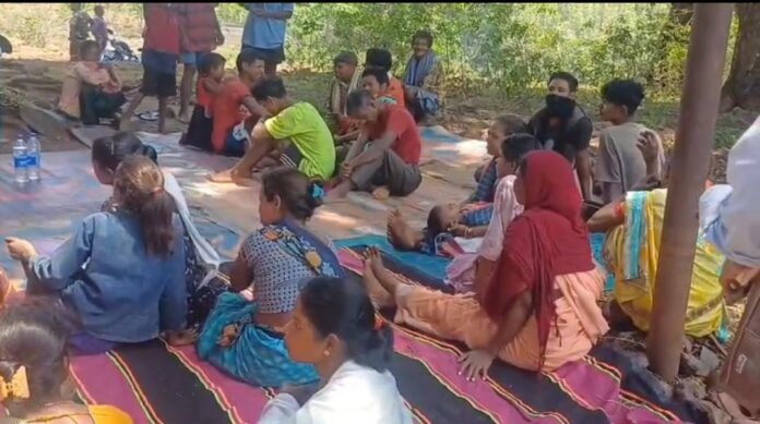 Gumla News: झारखंड के गुमला जिले में यूट्यूब वीडियो देखकर कोरवा जनजाति के 5 परिवारों ने बदला धर्म, गांव में तनाव का माहौल गुमला में यूट्यूब वीडियो देखकर कोरवा जनजाति के 5 परिवारों ने किया धर्म परिवर्तन