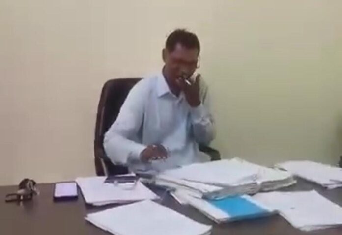 IMG-20250707-WA0006 Chaibasa News: सरकारी कार्यालय में धुंआ-धुंआ करना पड़ा महंगा, कर्मचारी सस्पेंड