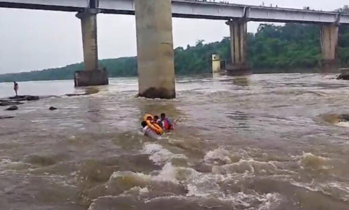 IMG-20250728-WA0007 Bokaro News: दामोदर नदी बना 'डेथ जोन', पुल से कूदे तीन युवक, एनडीआरएफ ने बचाया