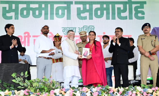 त8ह विधायक Jayram Mahto निभाया वादा, सैलरी का 75% दान कर टॉपर छात्रों को किया सम्मानित