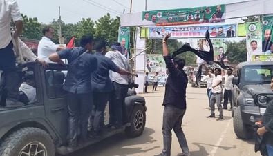IMG-20250830-WA0000 Voter Adhikar Yatra: राहुल गांधी के वोट अधिकार यात्रा का भारी विरोध, काला झंडा दिखाया मोदी ज़िंदाबाद के लगे नारे