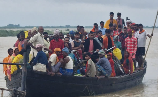 कू68ह Sahibganj Incident News: गंगा नदी में बड़ा हादसा, नाव पलटने से चार युवक डूबे, एक का शव बरामद