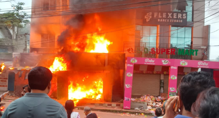 त776 Ranchi News : सहजानंद चौक के पास इमारत में लगी भीषण आग, दुकानें खाक