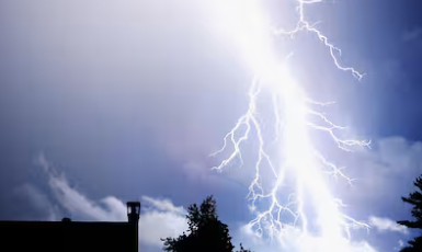 पप Palamu News: वज्रपात की चपेट में आकर एक ही परिवार के तीन लोगों की मौत, गांव में मातम