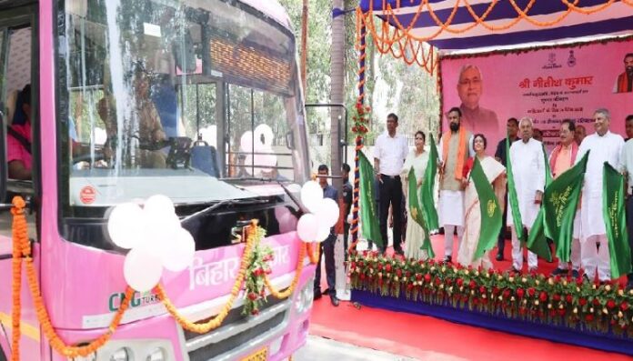 IMG-20250908-WA0004 Bihar News: बिहार की महिलाओं को चुनाव से पहले सीएम नीतीश का तोहफा, 80 नई पिंक बसें हुई शुरू