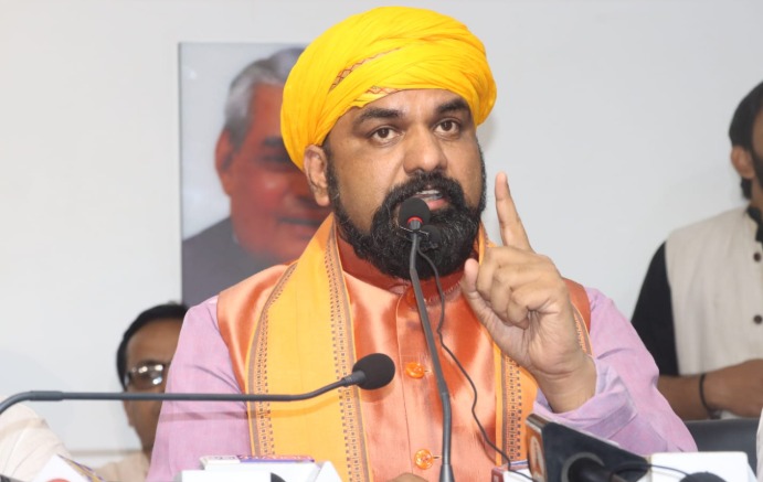 IMG-20250929-WA0003 प्रशांत किशोर के आरोपों पर सम्राट चौधरी का पलटवार, कहा- मुद्दा नहीं तो खोजी पत्रकार बन रहे हैं