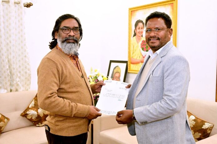 hemant-soren-with-dashrath-gagrai झामुमो विधायक दशरथ गागराई पर पहचान छुपाने का आरोप, जांच के आदेश