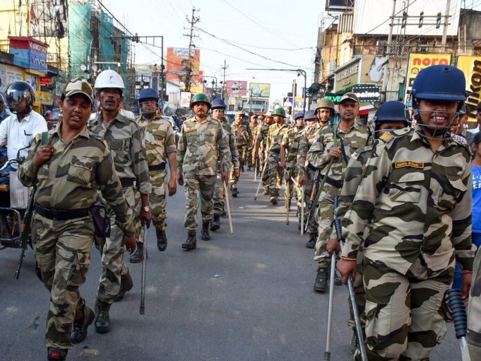 jharkhand_police_flag_march_in_ranchi_1742604892933_1742604893133 Jharkhand News: दुर्गा पूजा को लेकर झारखंड में बढ़ी सुरक्षा, 10 हजार से अधिक अतिरिक्त जवान होंगे तैनात