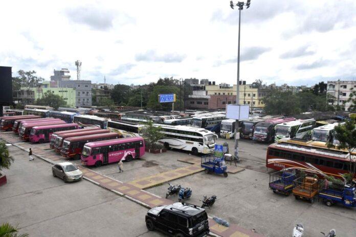 buses-parked-at-a-khadgada-bus-depot-during-bandh-1262421