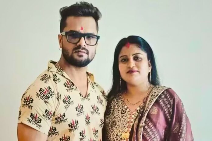 khesari-with-wife-chanda-devi-
